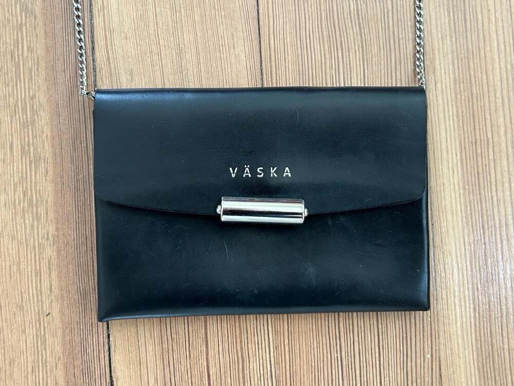 Väska Black Leather Minimalist Crossbody Clutch with Chain Strap